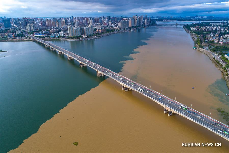 Наполовину чистая, наполовину мутная река Ханьцзян