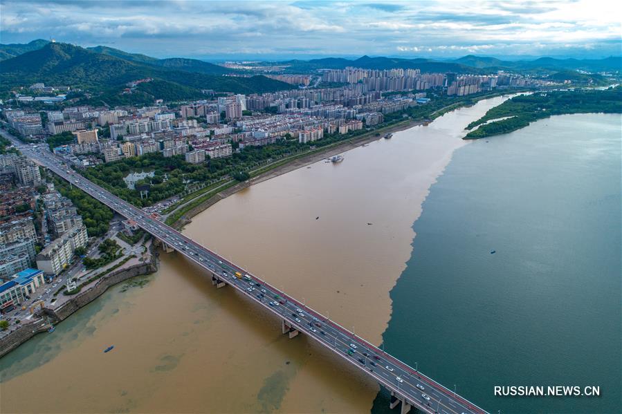 Наполовину чистая, наполовину мутная река Ханьцзян