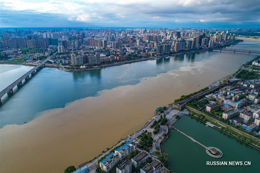Наполовину чистая, наполовину мутная река Ханьцзян