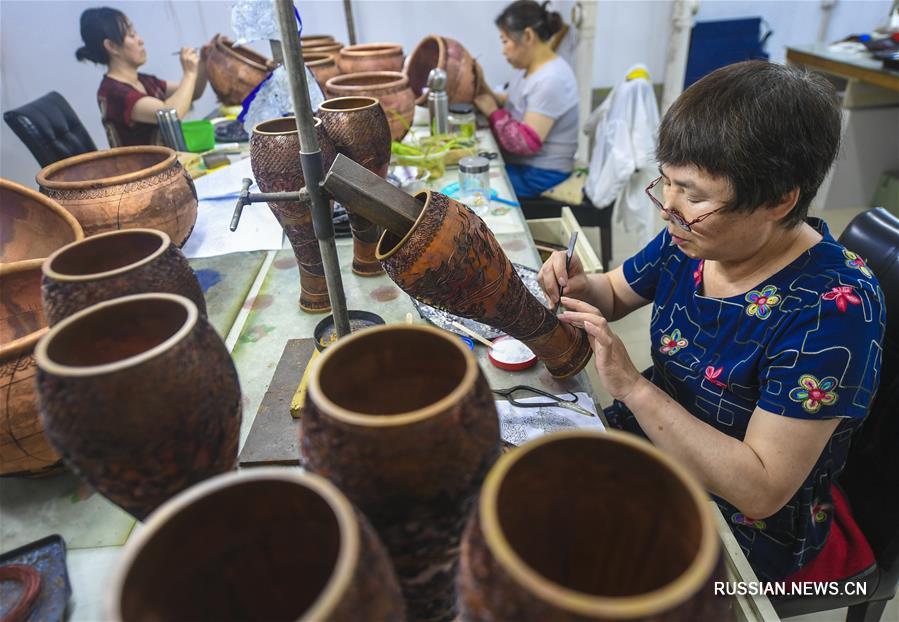 Производство изделий с перегородчатой эмалью в уезде Сянхэ