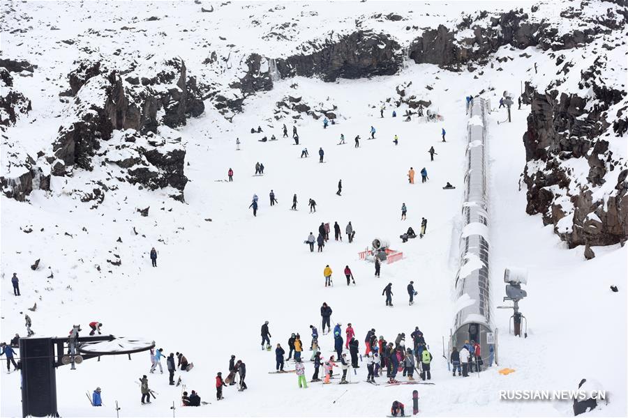 Известный горнолыжный курорт в Новой Зеландии оказался переполненным несмотря на эпидемию коронавируса