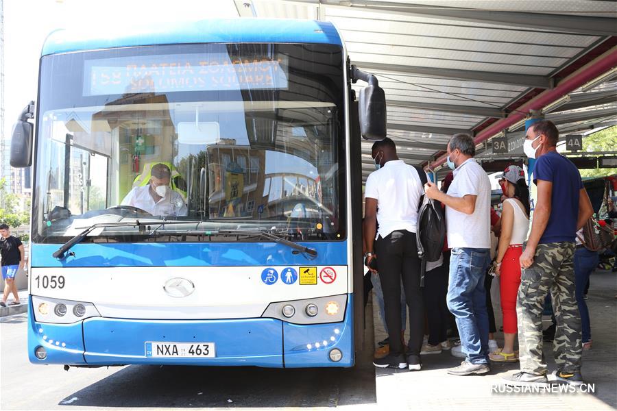 На улицах кипрских городов появились "противоэпидемические автобусы" из Китая