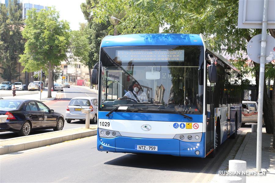 На улицах кипрских городов появились "противоэпидемические автобусы" из Китая