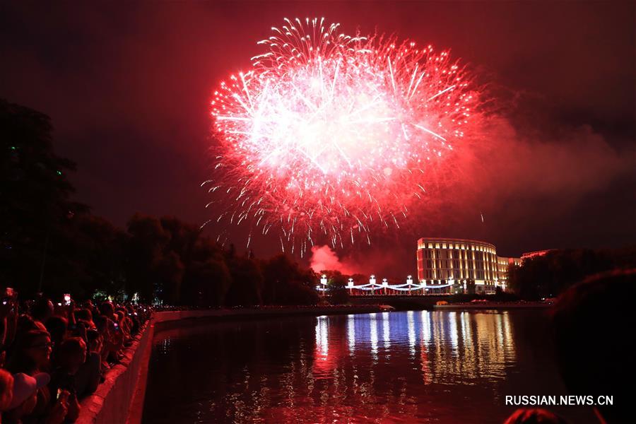 Праздничный салют по случаю Дня независимости Беларуси