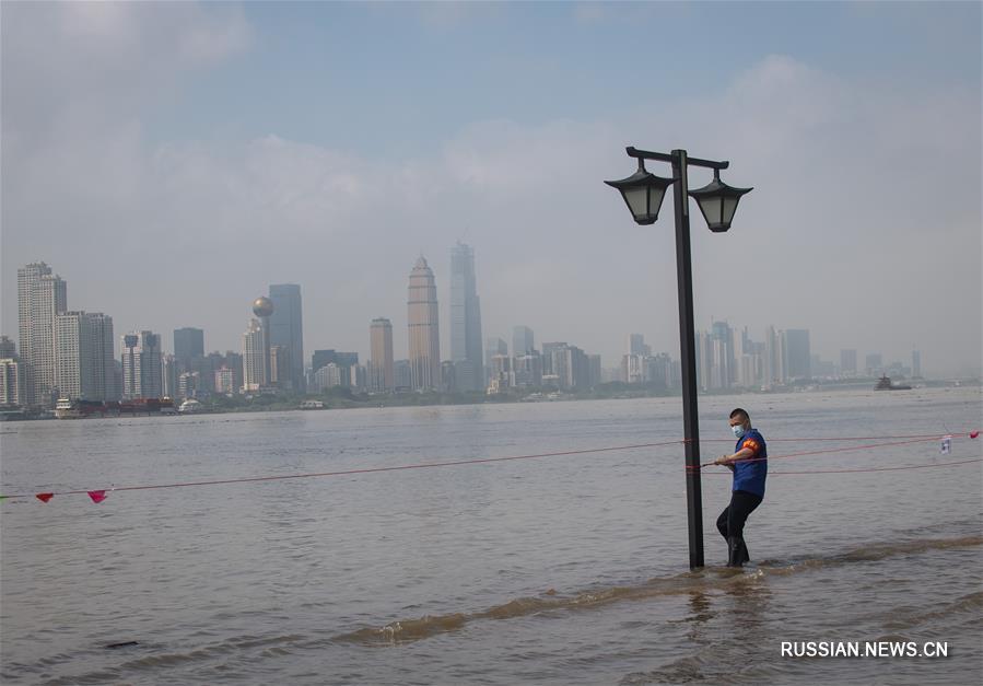 На гидрологических станциях в среднем и нижнем течении Янцзы критически превышен уровень воды