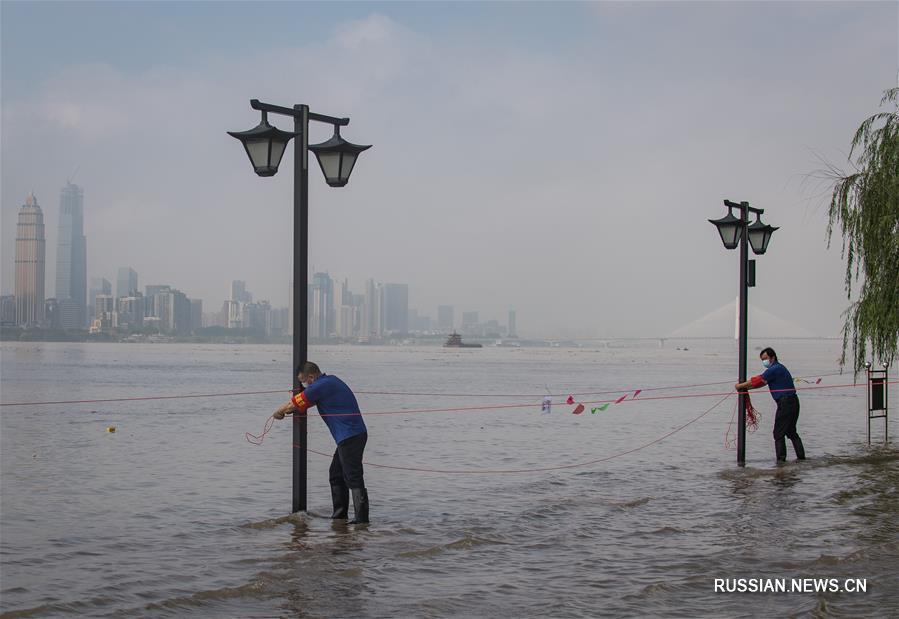 На гидрологических станциях в среднем и нижнем течении Янцзы критически превышен уровень воды