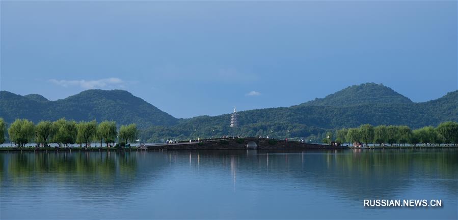 Прекрасные летние пейзажи озера Сиху в Ханчжоу после дождя