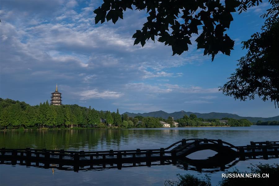 Прекрасные летние пейзажи озера Сиху в Ханчжоу после дождя