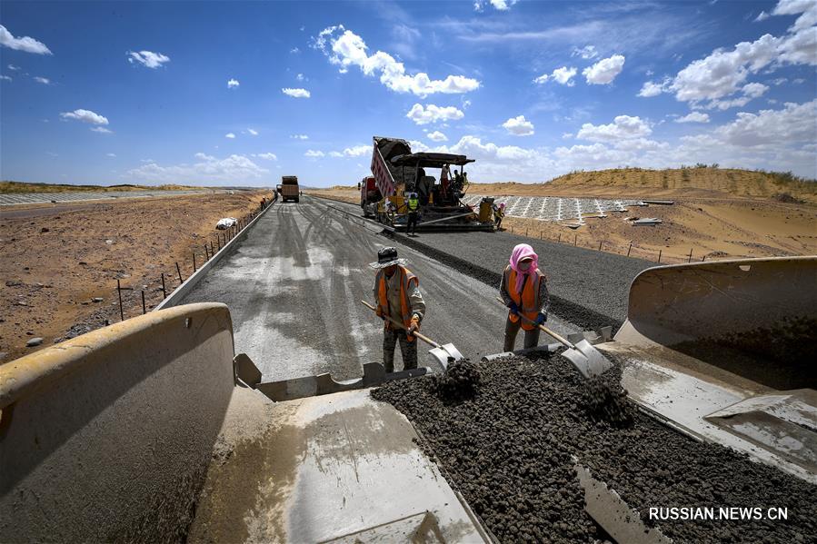 Строительство первого скоростного шоссе через пустыню в Нинся-Хуэйском АР