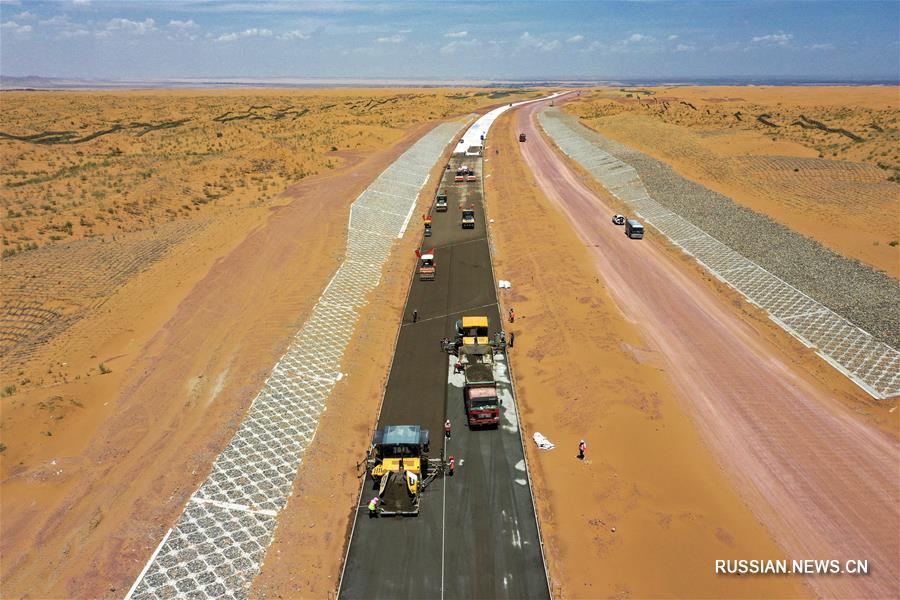 Строительство первого скоростного шоссе через пустыню в Нинся-Хуэйском АР