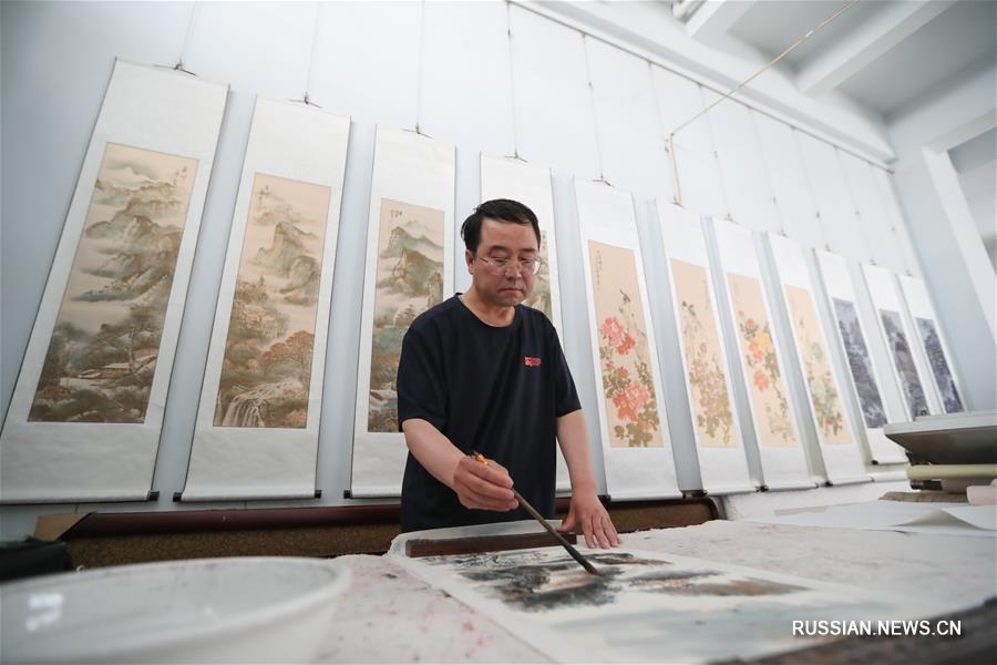 Мастер бумажных гобеленов из провинции Ганьсу