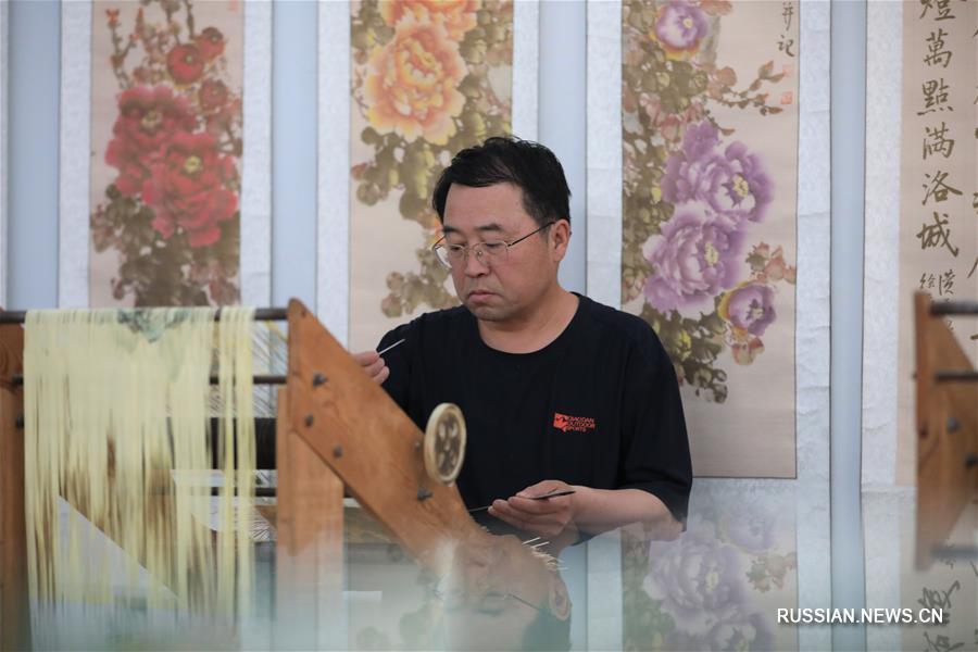 Мастер бумажных гобеленов из провинции Ганьсу