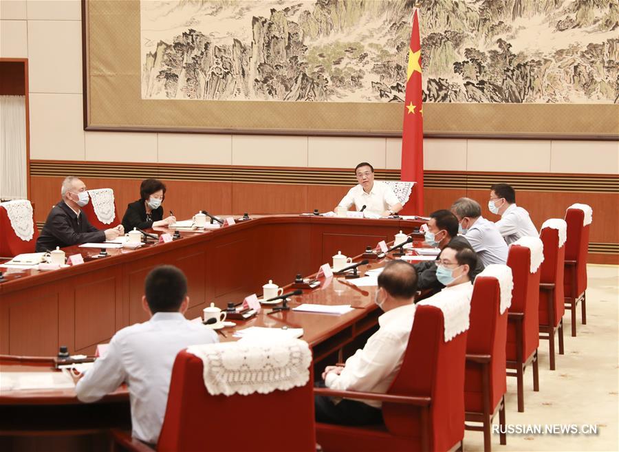 Ли Кэцян провел в Пекине семинар по анализу текущей экономической ситуации в стране