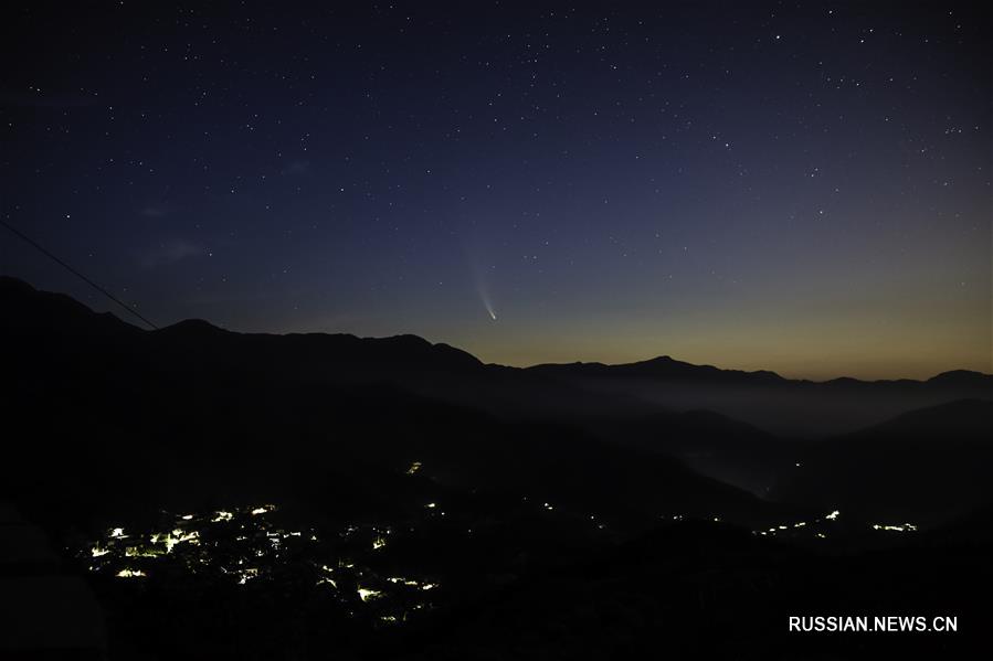 Комета NEOWISE наблюдалась над Пекином