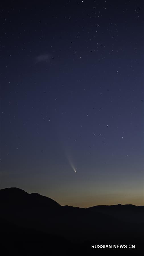 Комета NEOWISE наблюдалась над Пекином