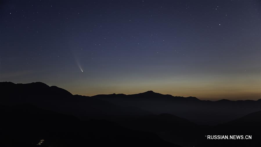 Комета NEOWISE наблюдалась над Пекином