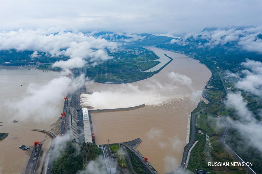 Второе наводнение на Янцзы 2020 года миновало плотину гидроузла "Санься"