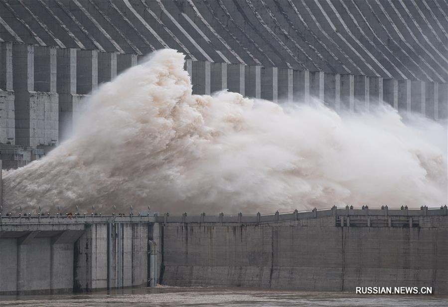 Второе наводнение на Янцзы 2020 года миновало плотину гидроузла "Санься"