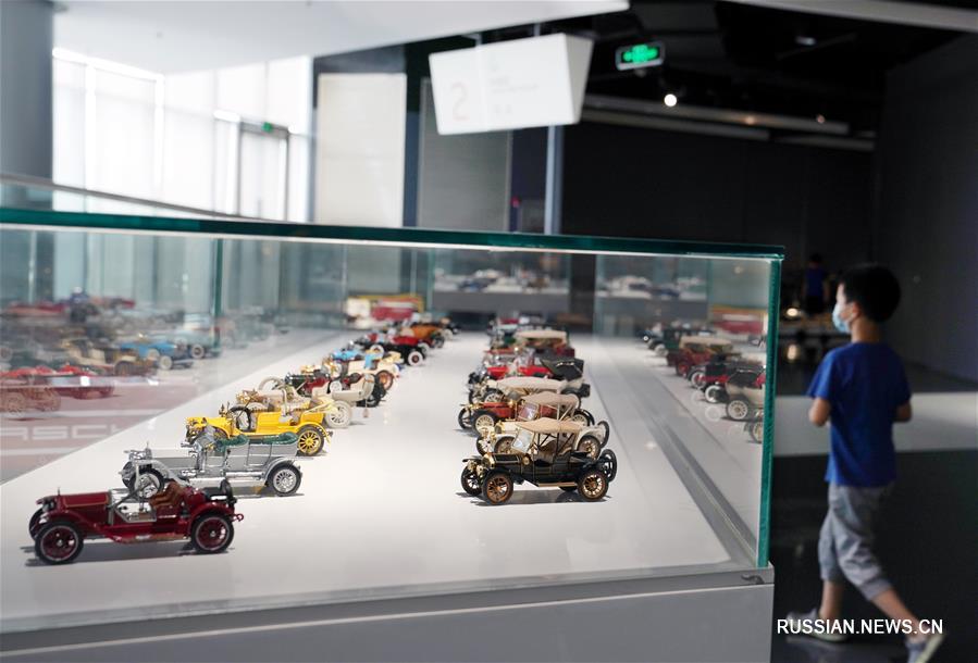 Шанхайский автомобильный музей посетило большое число людей