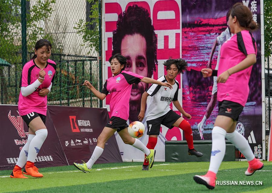 В Лхасе проводятся любительские футбольные матчи между женскими командами