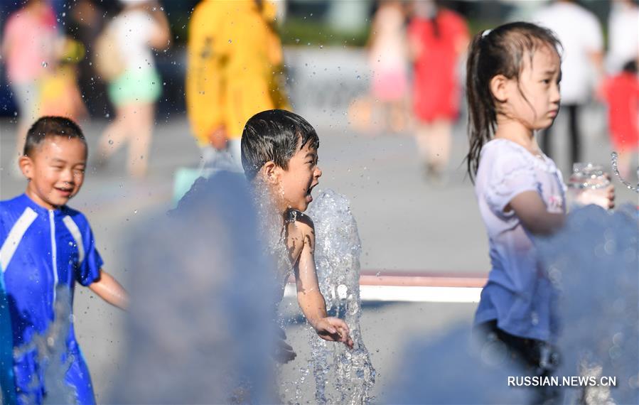 В Пекин пришла 40-градусная жара, в городе объявлен "синий" уровень погодной опасности