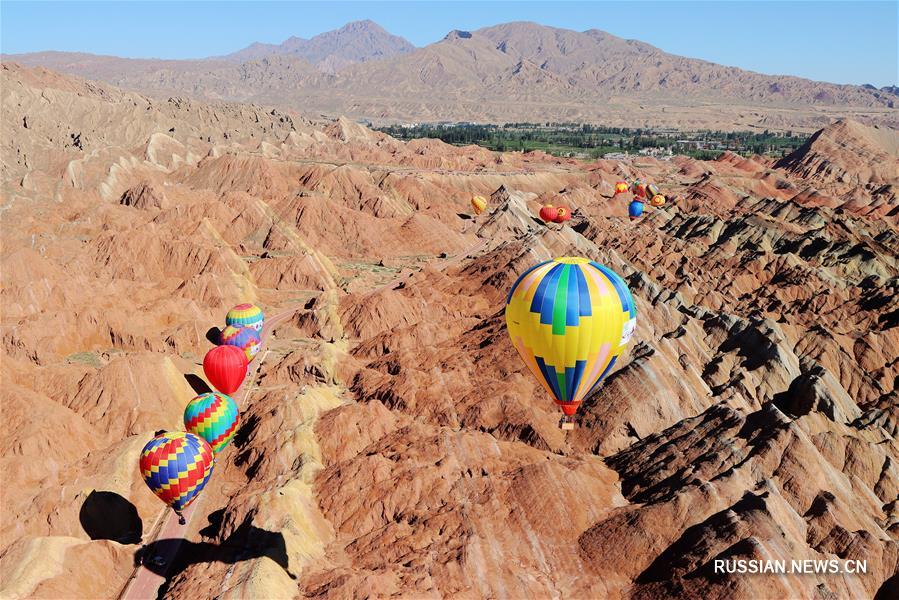 Фестиваль воздушных шаров в парке рельефов данься