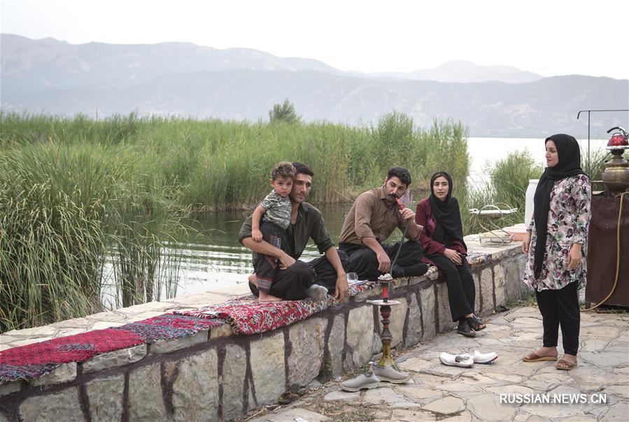 Живописные июльские пейзажи озера Зеривар на западе Ирана