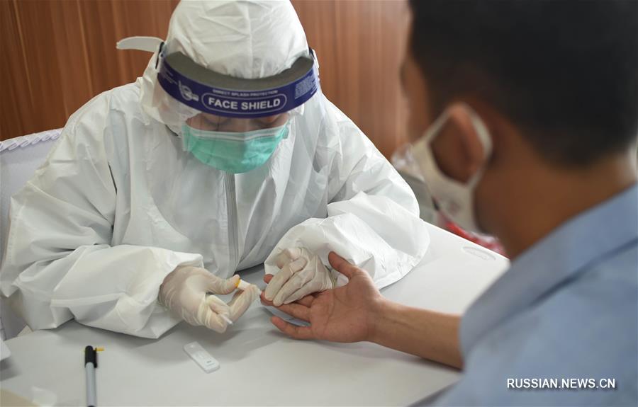 Число подтвержденных случаев заражения COVID-19 в Индонезии превысило 100 тыс.