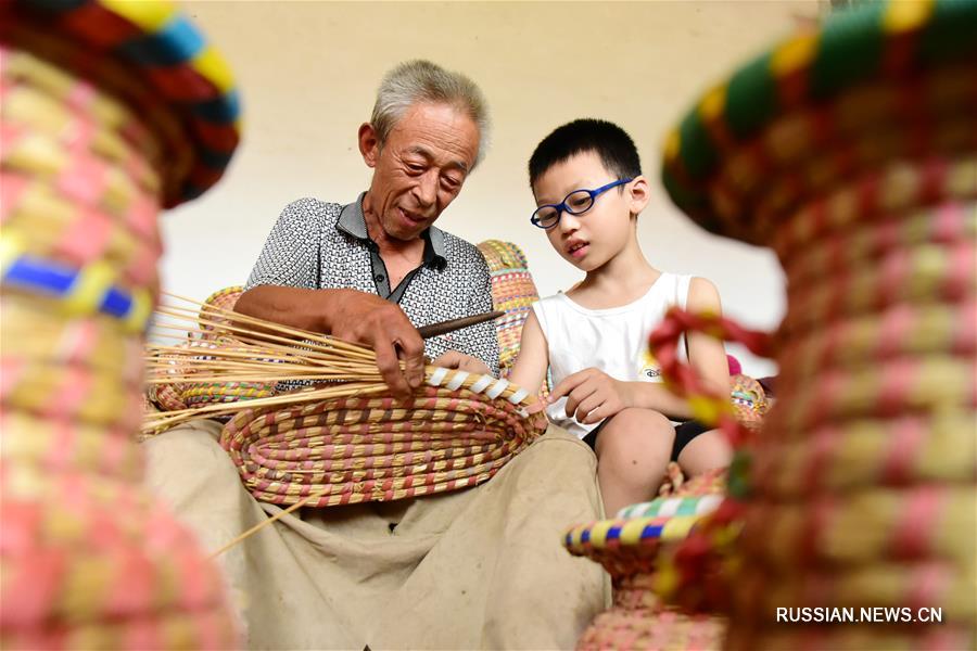 Мастер плетения из соломы Ян Чжэньго