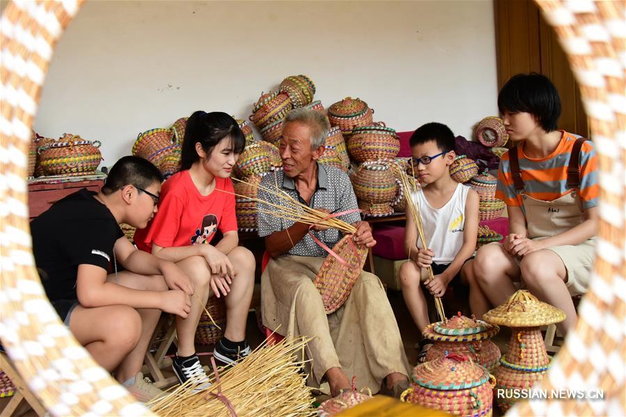 Мастер плетения из соломы Ян Чжэньго