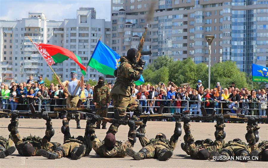Беларусь отметила 90-летие воздушно-десантных войск