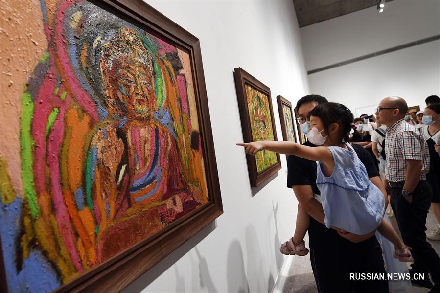 В Ханчжоу открылась благотворительная выставка картин
