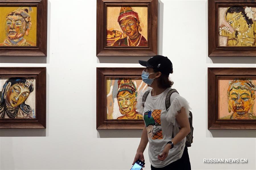 В Ханчжоу открылась благотворительная выставка картин