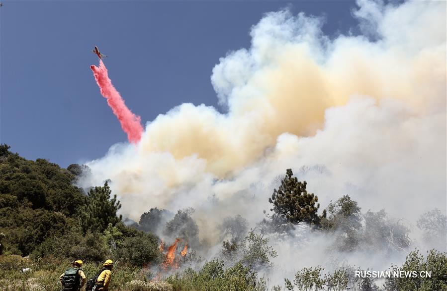 На юге американского штата Калифорния бушует горный пожар