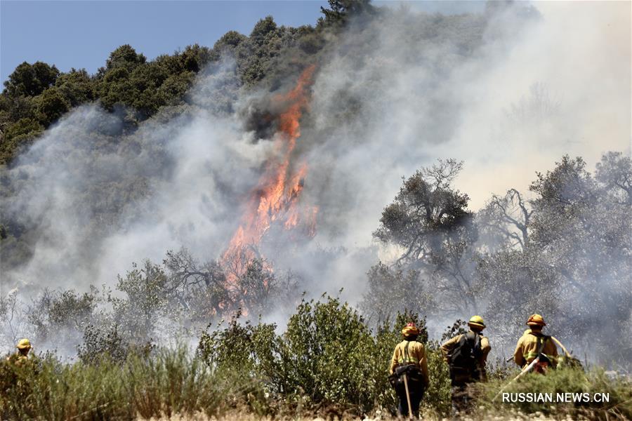 На юге американского штата Калифорния бушует горный пожар
