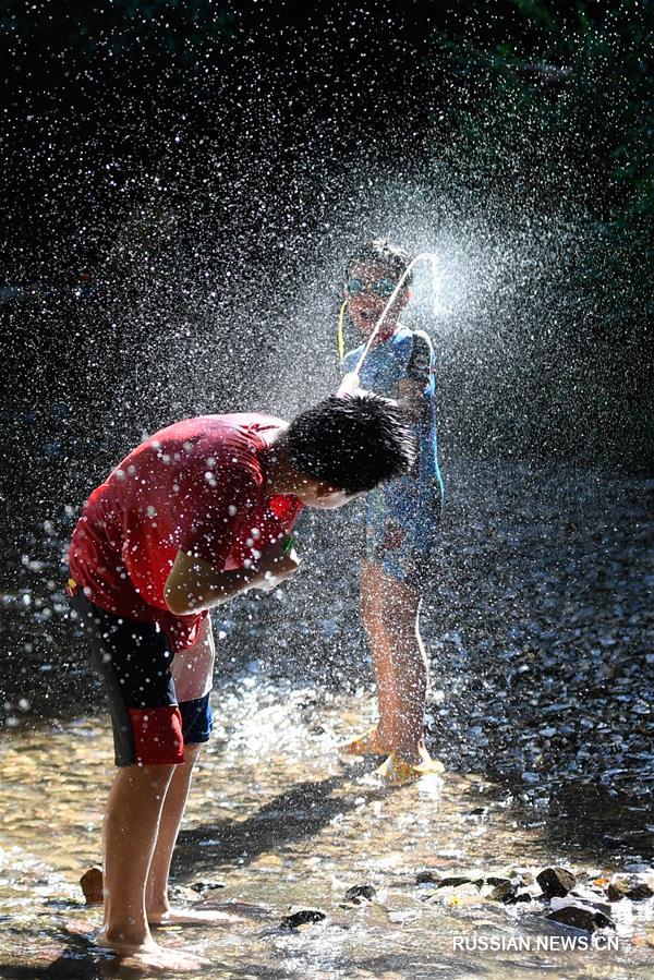 Спасение от жары в ландшафтном парке Цзюси под Ханчжоу 