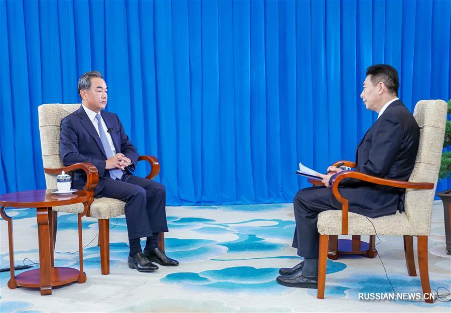Ван И дал эксклюзивное интервью Синьхуа