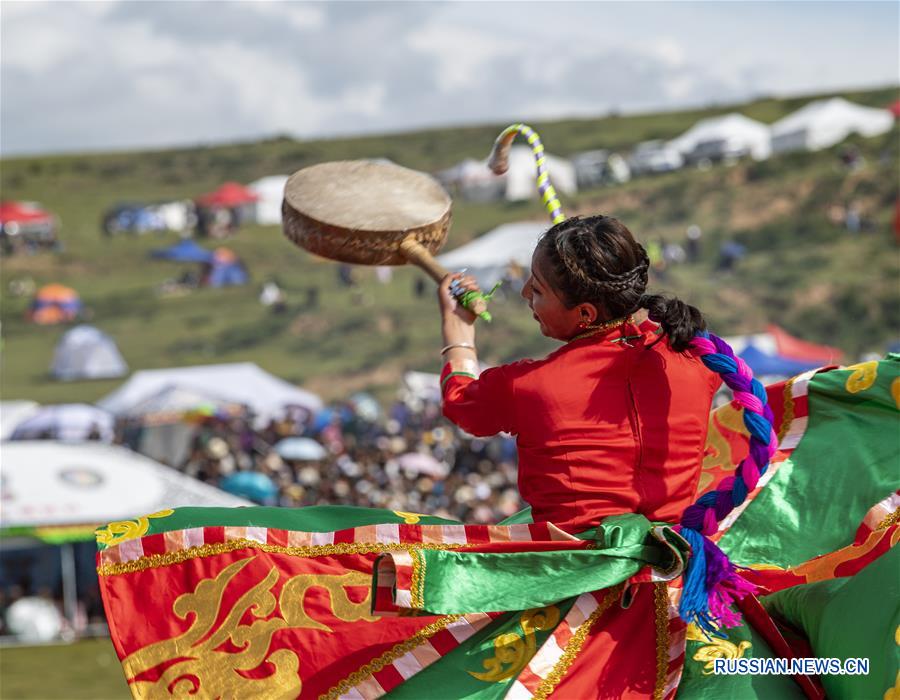 В уезде Манкан прошел первый в Тибетском АР смотр исполнителей танца "сяньцзыу"