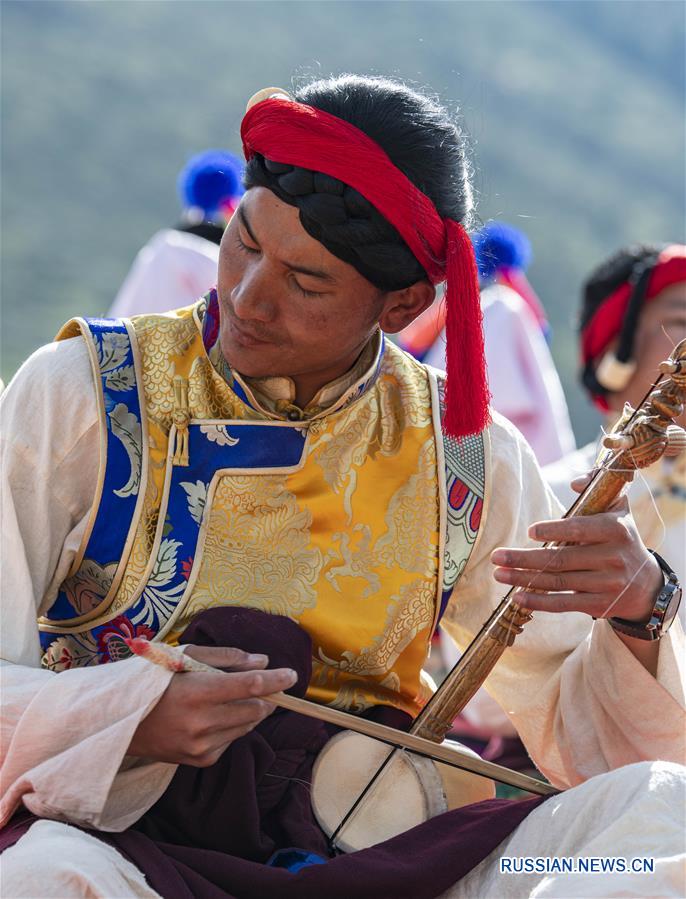 В уезде Манкан прошел первый в Тибетском АР смотр исполнителей танца "сяньцзыу"