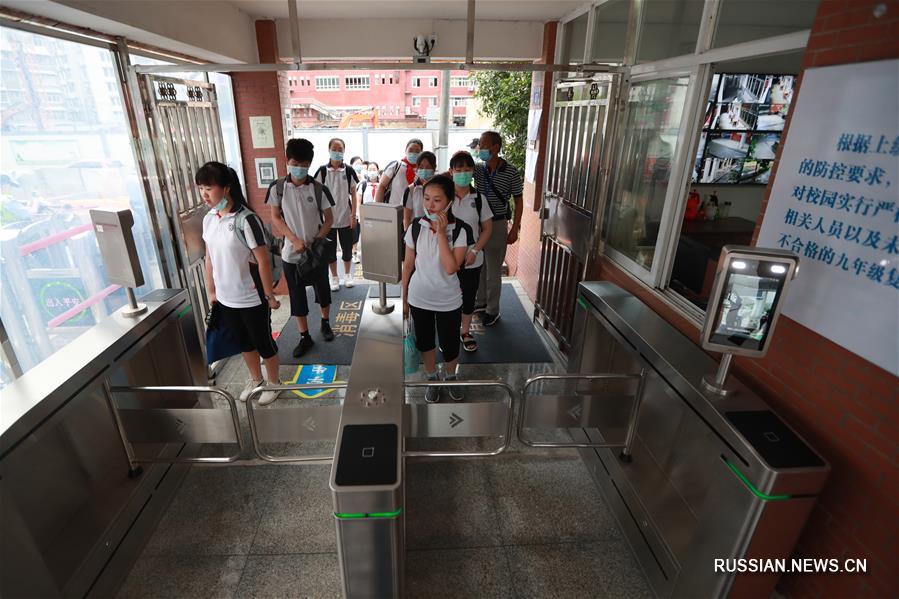 В Ухане возобновились уроки в первых и вторых классах средней школы первой ступени