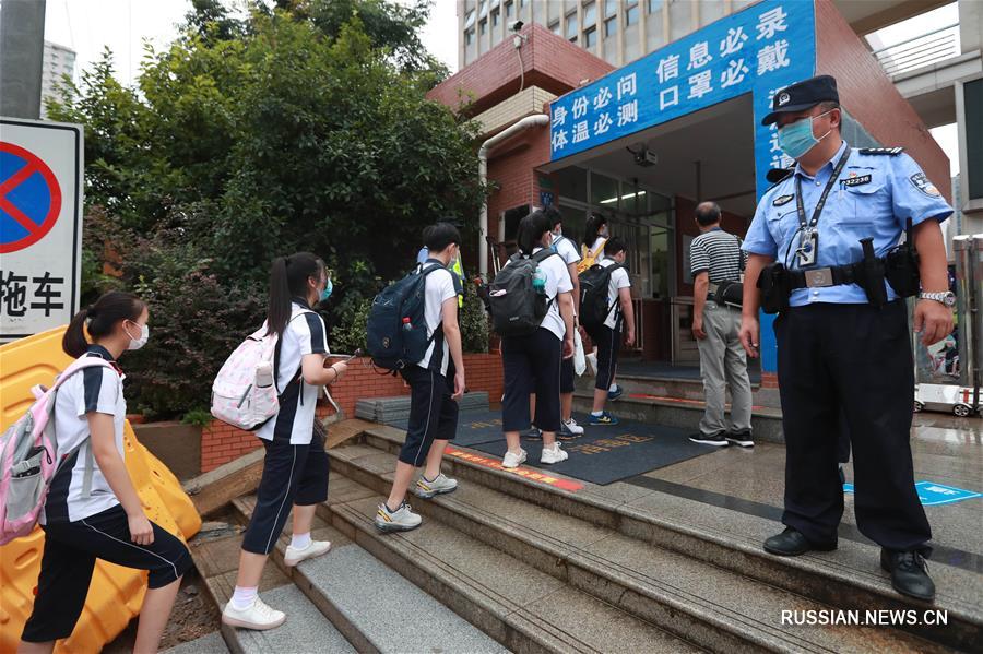 В Ухане возобновились уроки в первых и вторых классах средней школы первой ступени