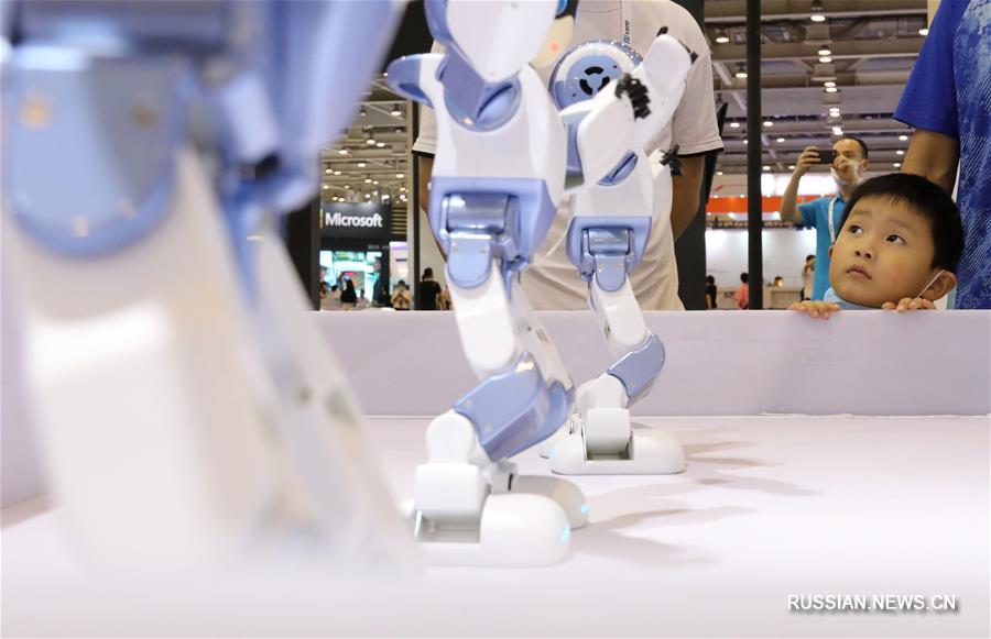 Приобщение к миру науки и техники на выставке прикладной продукции искусственного интеллекта в Сучжоу