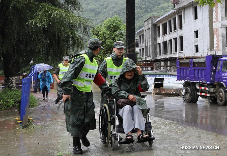 В городе Луннань провинции Ганьсу продолжаются проливные дожди