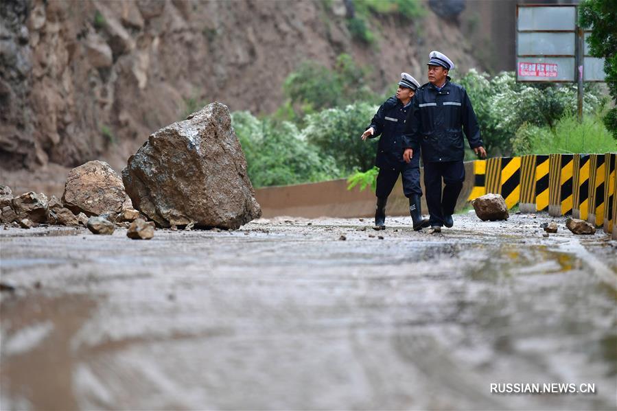 В городе Луннань провинции Ганьсу продолжаются проливные дожди
