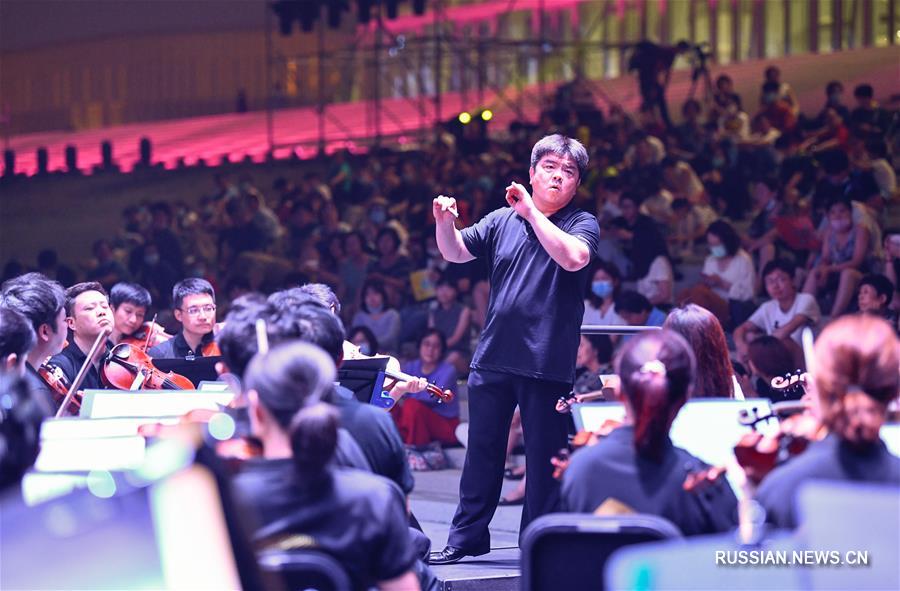 Тяньцзиньский большой театр дал первый симфонический концерт под открытым небом