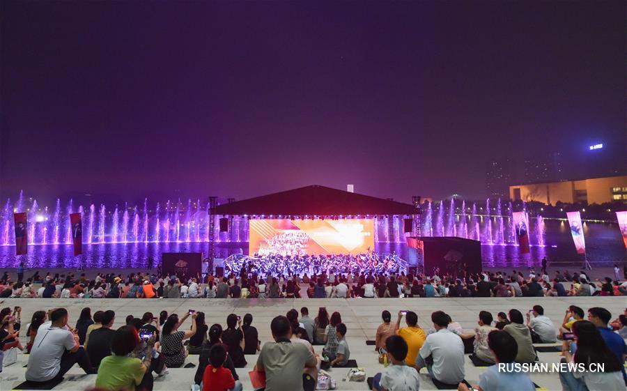 Тяньцзиньский большой театр дал первый симфонический концерт под открытым небом