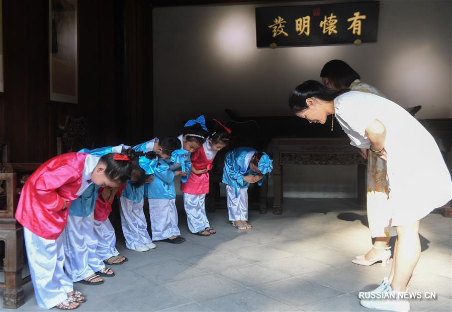 Волонтеры из провинции Чжэцзян помогают детям провести летние каникулы с пользой