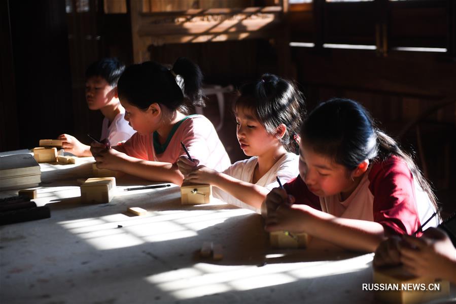 Волонтеры из провинции Чжэцзян помогают детям провести летние каникулы с пользой