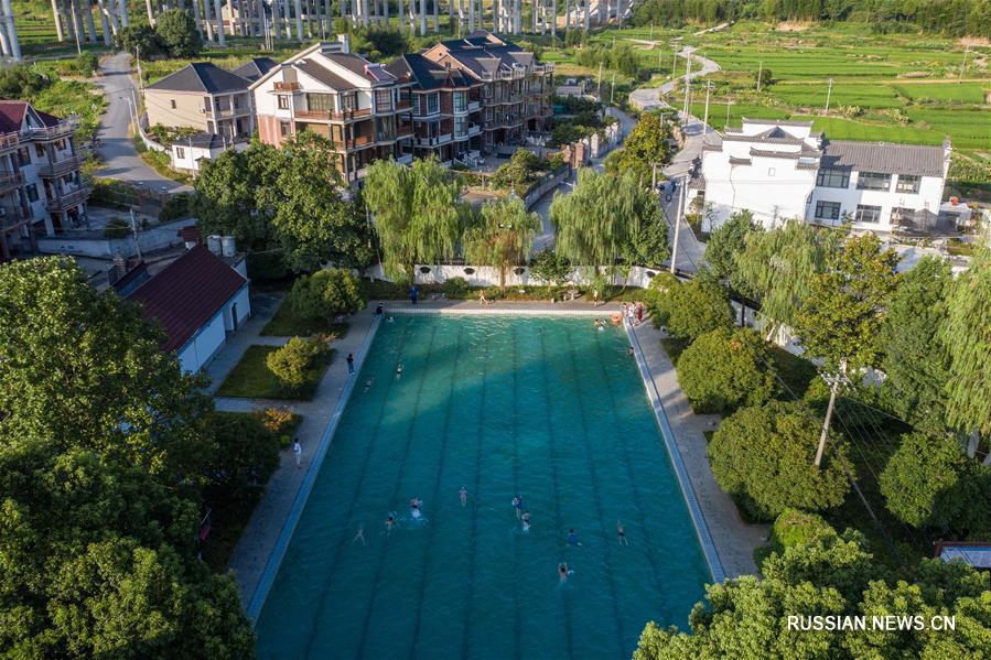 Волонтеры из провинции Чжэцзян помогают детям провести летние каникулы с пользой