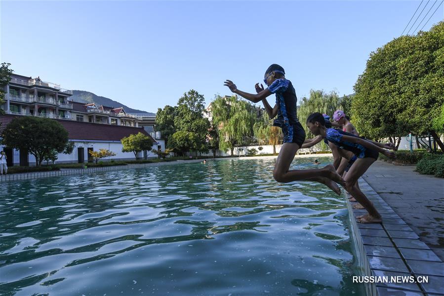 Волонтеры из провинции Чжэцзян помогают детям провести летние каникулы с пользой